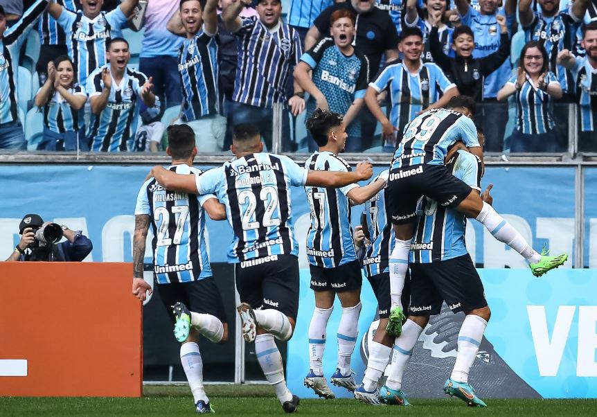 Com gol de bicicleta, Grêmio vence Ponte Preta em estreia de Lucas Leiva. (Foto: Pedro H. Tesch/AGIF)
