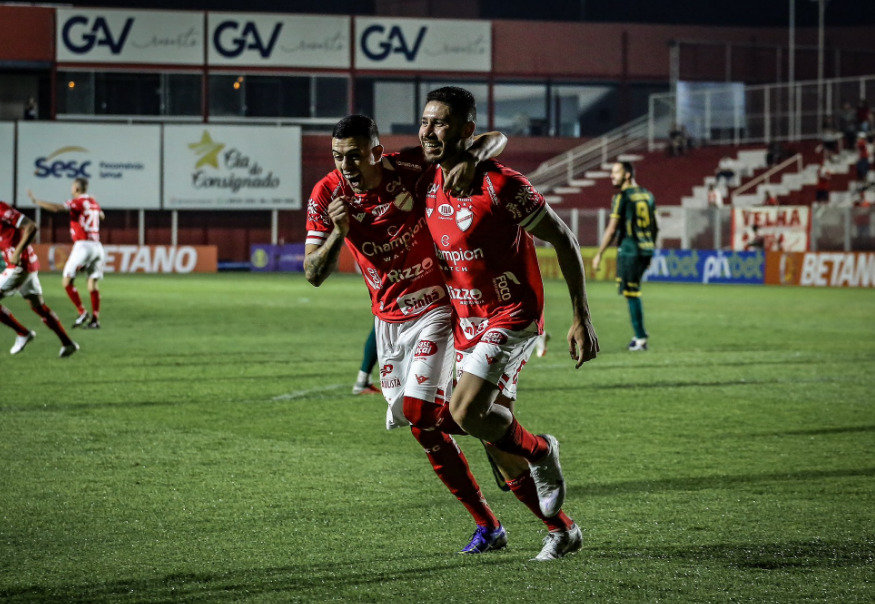 Com confusão no fim, Vila Nova bate o CRB e dorme cinco pontos acima do Z4 na Série B