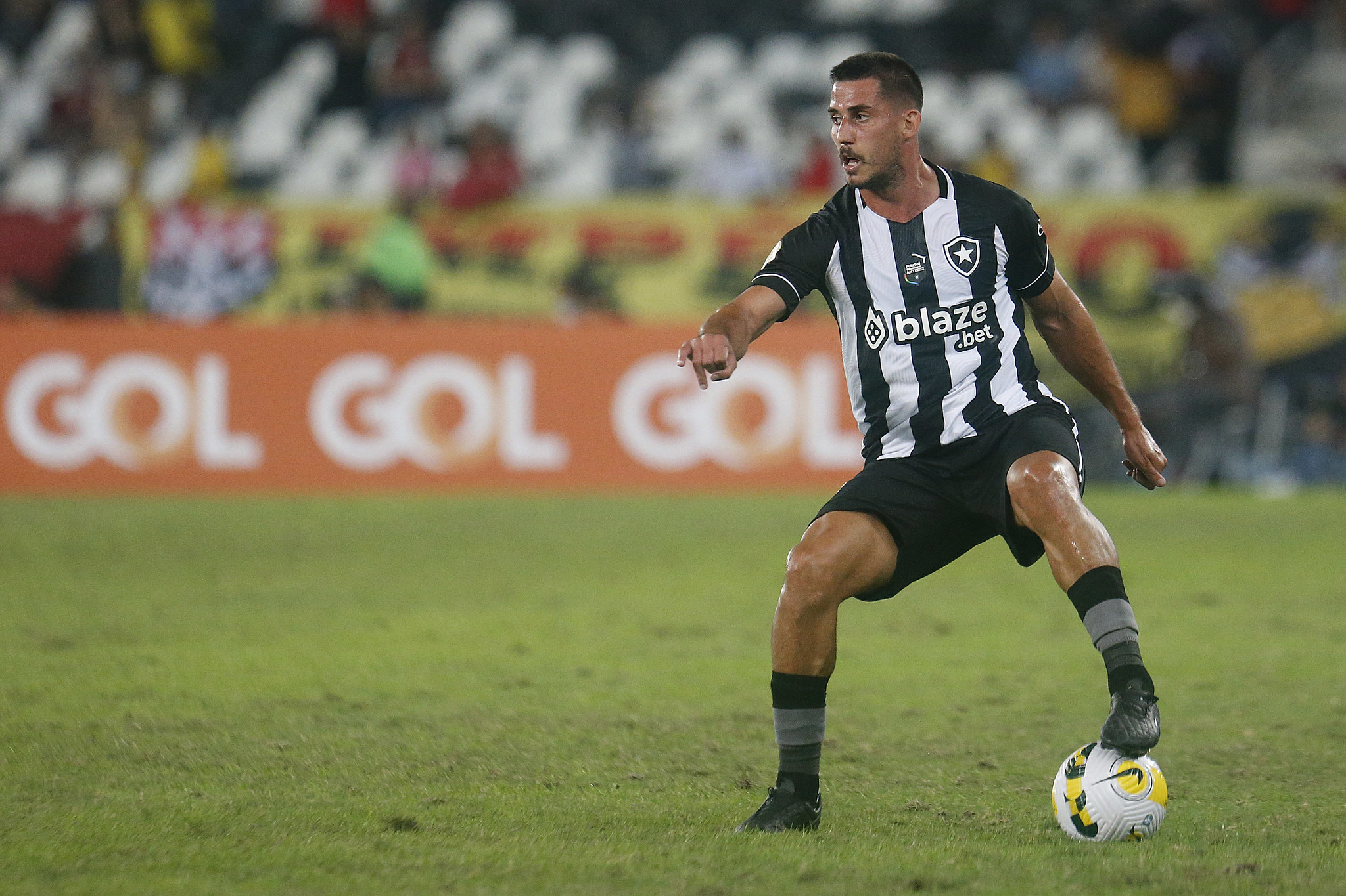 Gabriel Pires foca em vitória do Botafogo sobre o Goiás: "Meta é vencer"