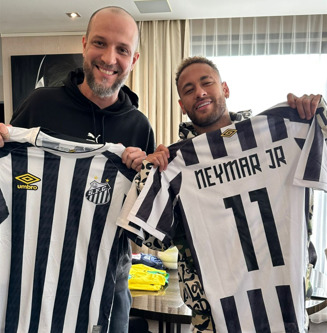 Neymar tira foto com camisa do Santos: "A 11 mais pesada do mundo
