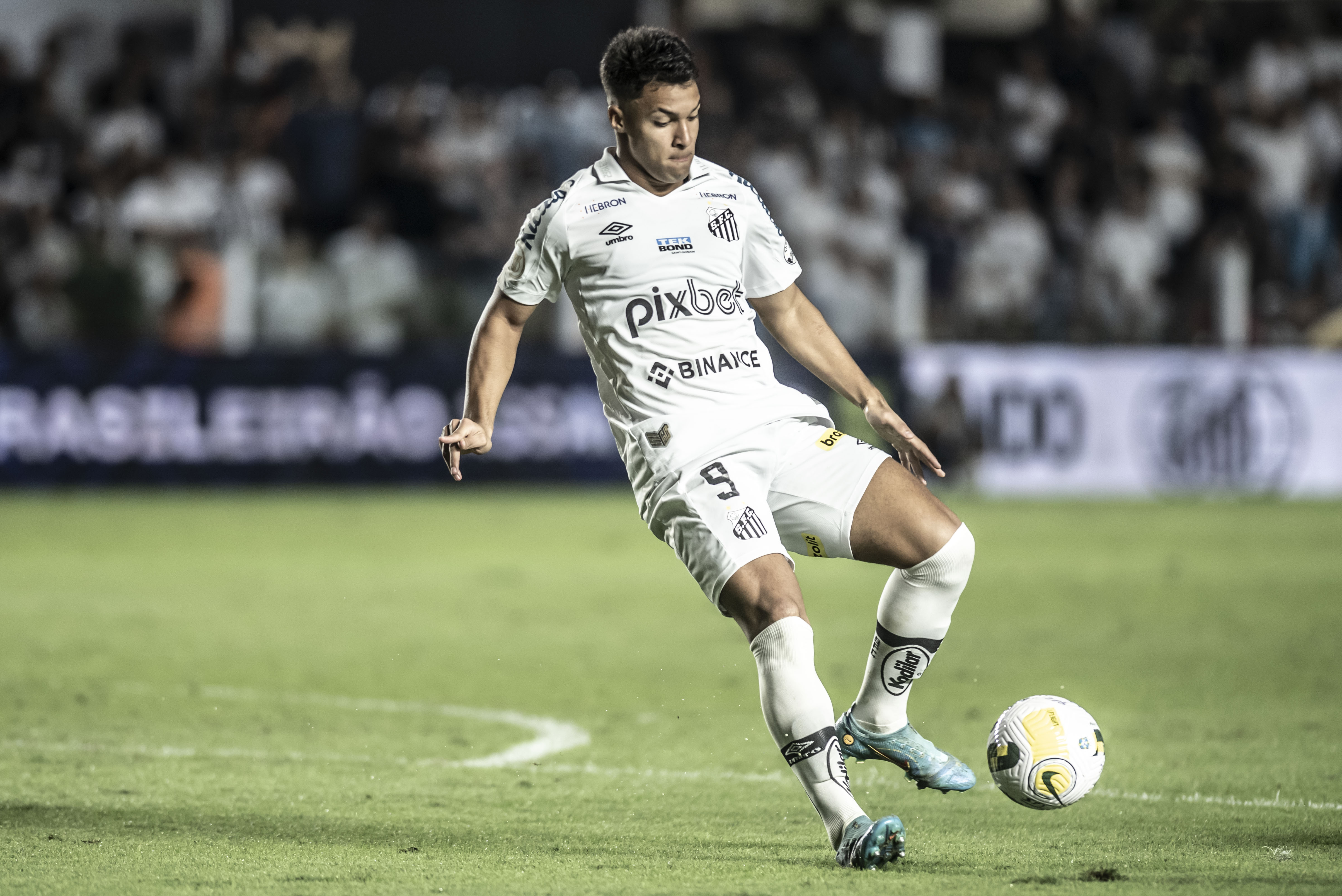 Marcos Leonardo lamenta chances perdidas em derrota e pede “cabeça