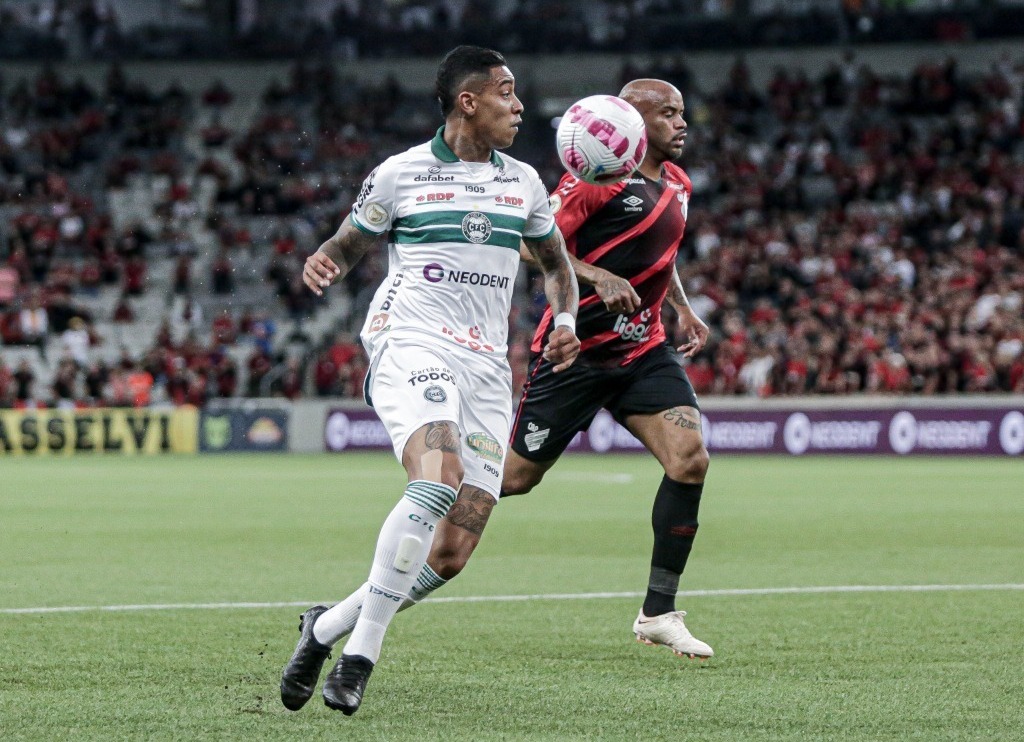 Athletico-PR marca no fim e vence o Coritiba em clássico pelo ...