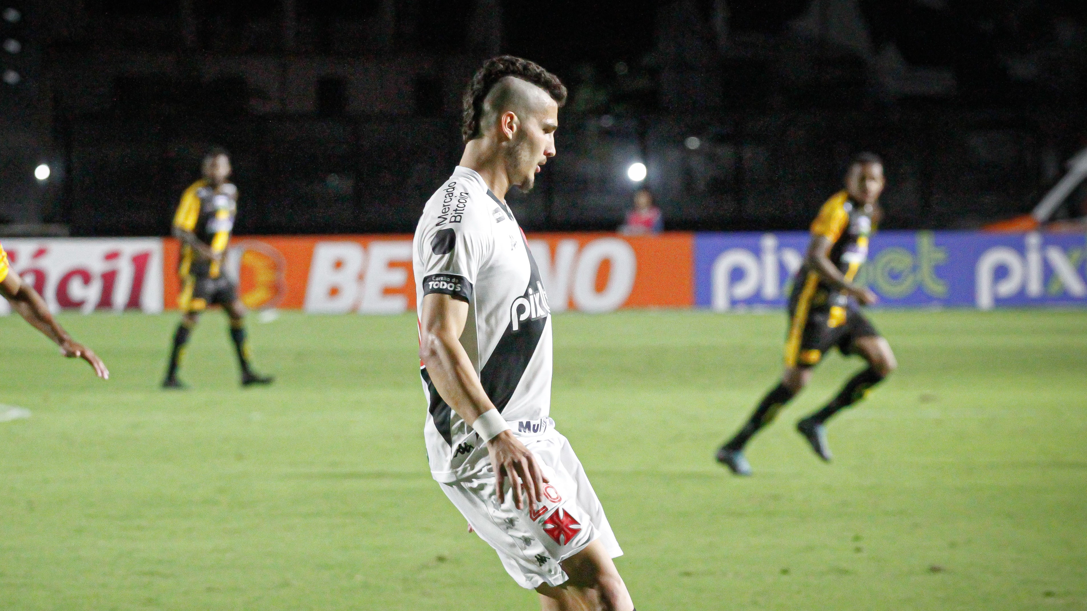 Vasco tenta prorrogar empréstimo do zagueiro Danilo Boza