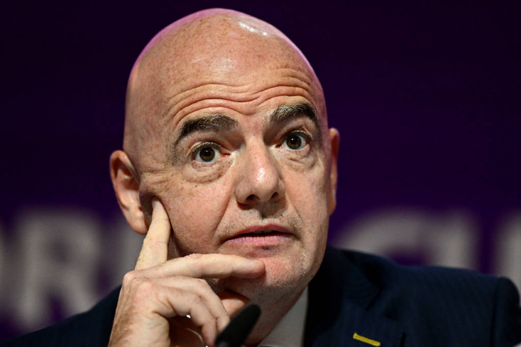 Infantino propõe expulsão de jogadores que escondem boca em campo