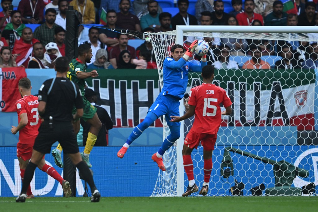 Sólido entre as traves, Sommer passa ileso no gol em jogo inédito contra Camarões na Copa