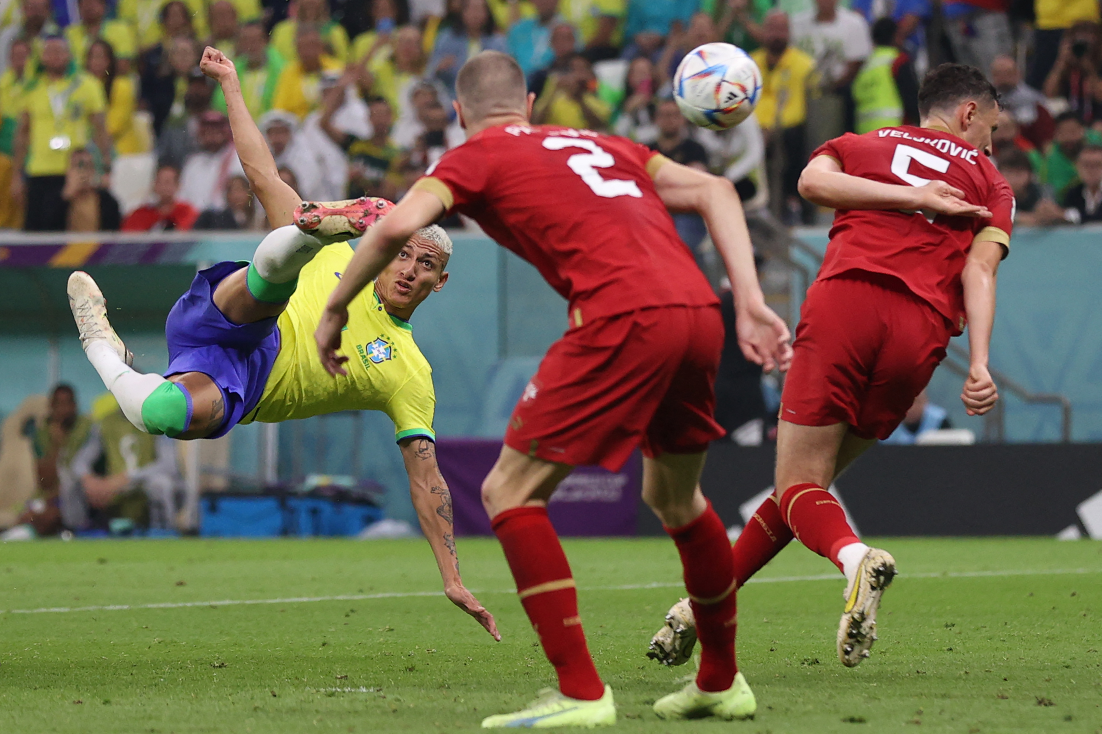 Com dois de Richarlison, Brasil estreia com vitória na Copa do Catar