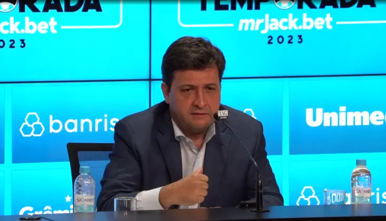 Presidente do Grêmio promete três reforços após reunião com torcedores