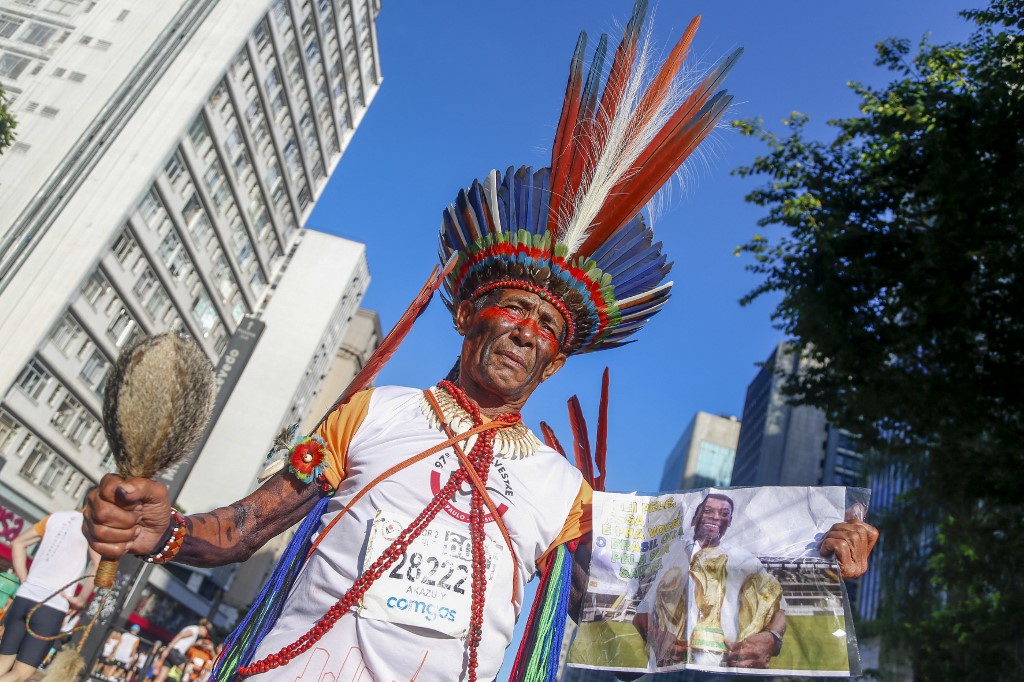 Corredores homenageiam ídolo Pelé na 97ª edição da São Silvestre