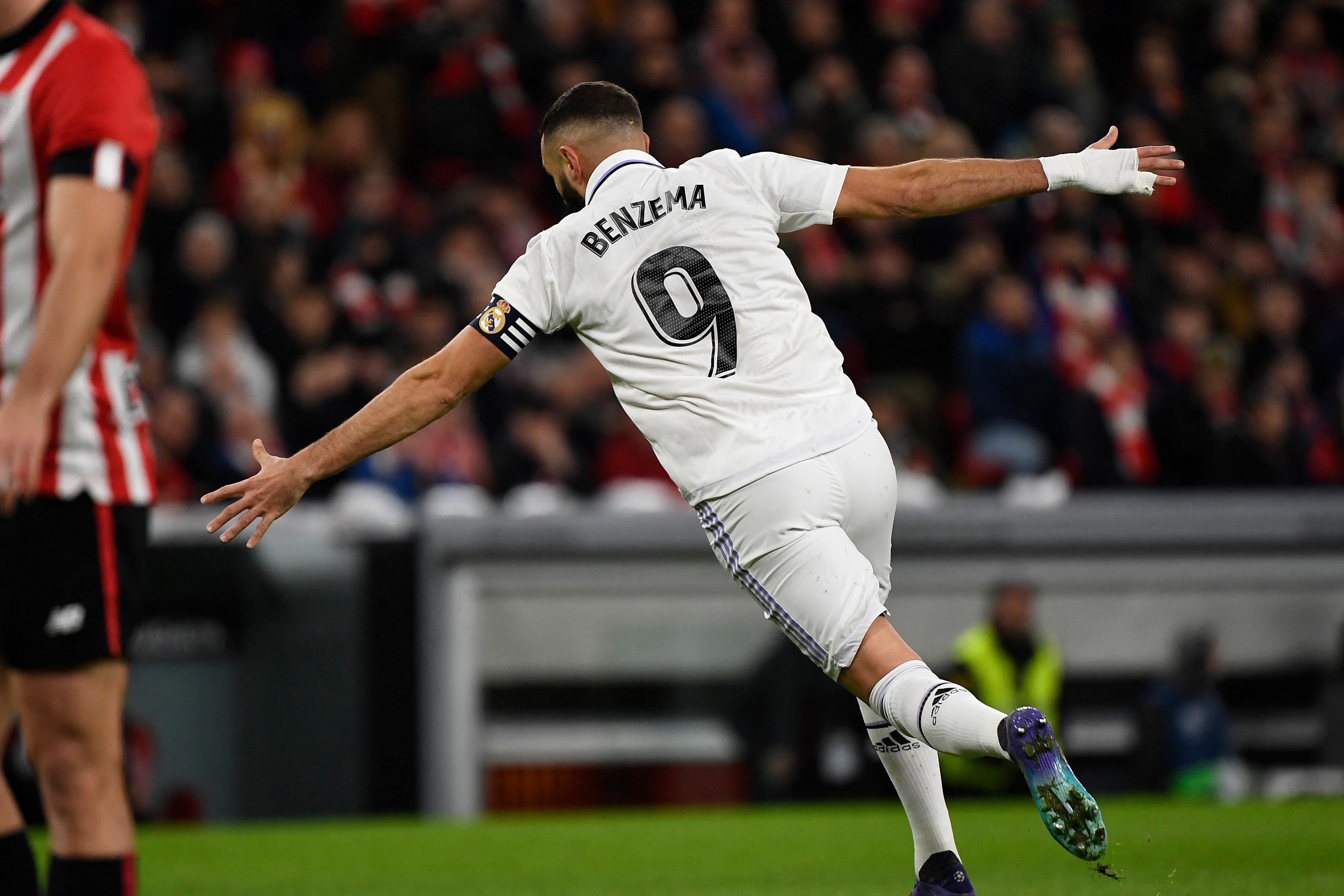 Benzema empata com Raul e só está atrás de CR7 na artilharia de La Liga