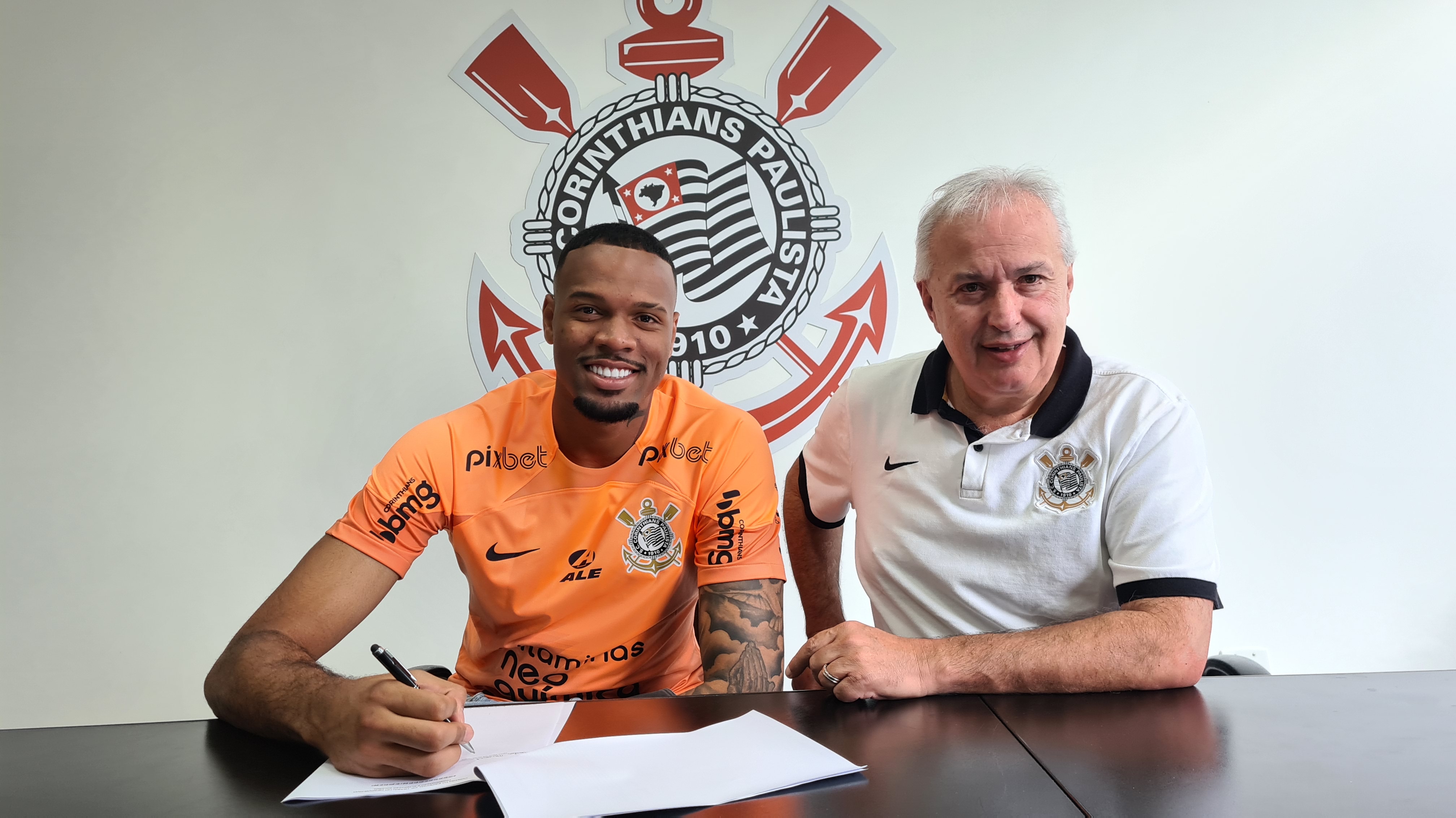 Corinthians anuncia renovação de contrato com Carlos Miguel - Gazeta ...
