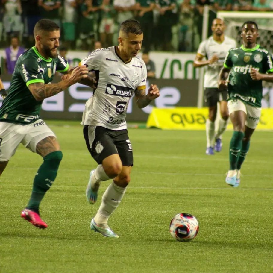 Endrick tem bons números contra a Inter e era o maior driblador do Palmeiras até ser substituído