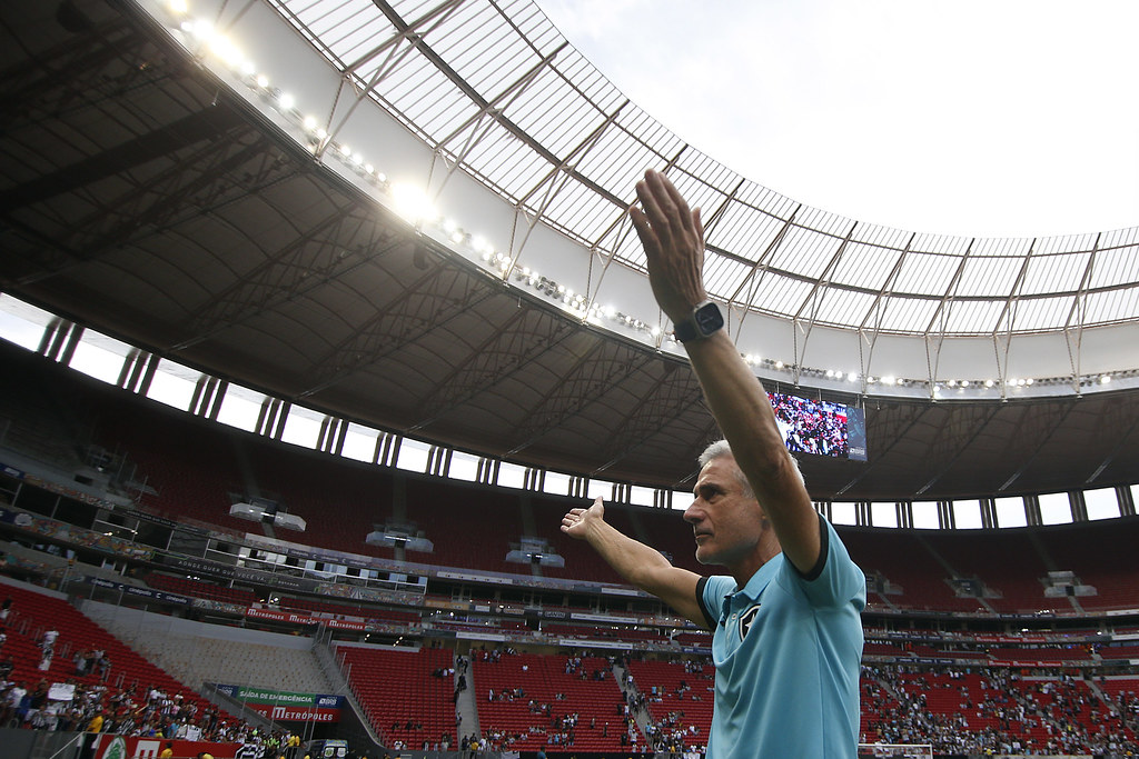 Técnico Luis Castro em partida do Campeonato Carioca