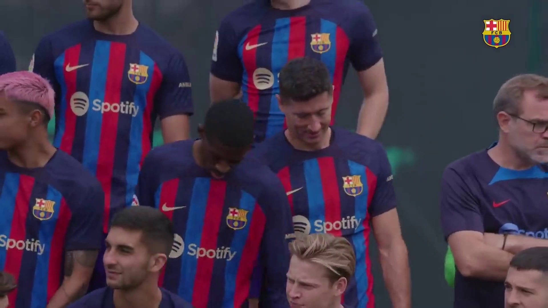Elenco do Barça posa para “foto dos campeões”; veja bastidores - Gazeta ...