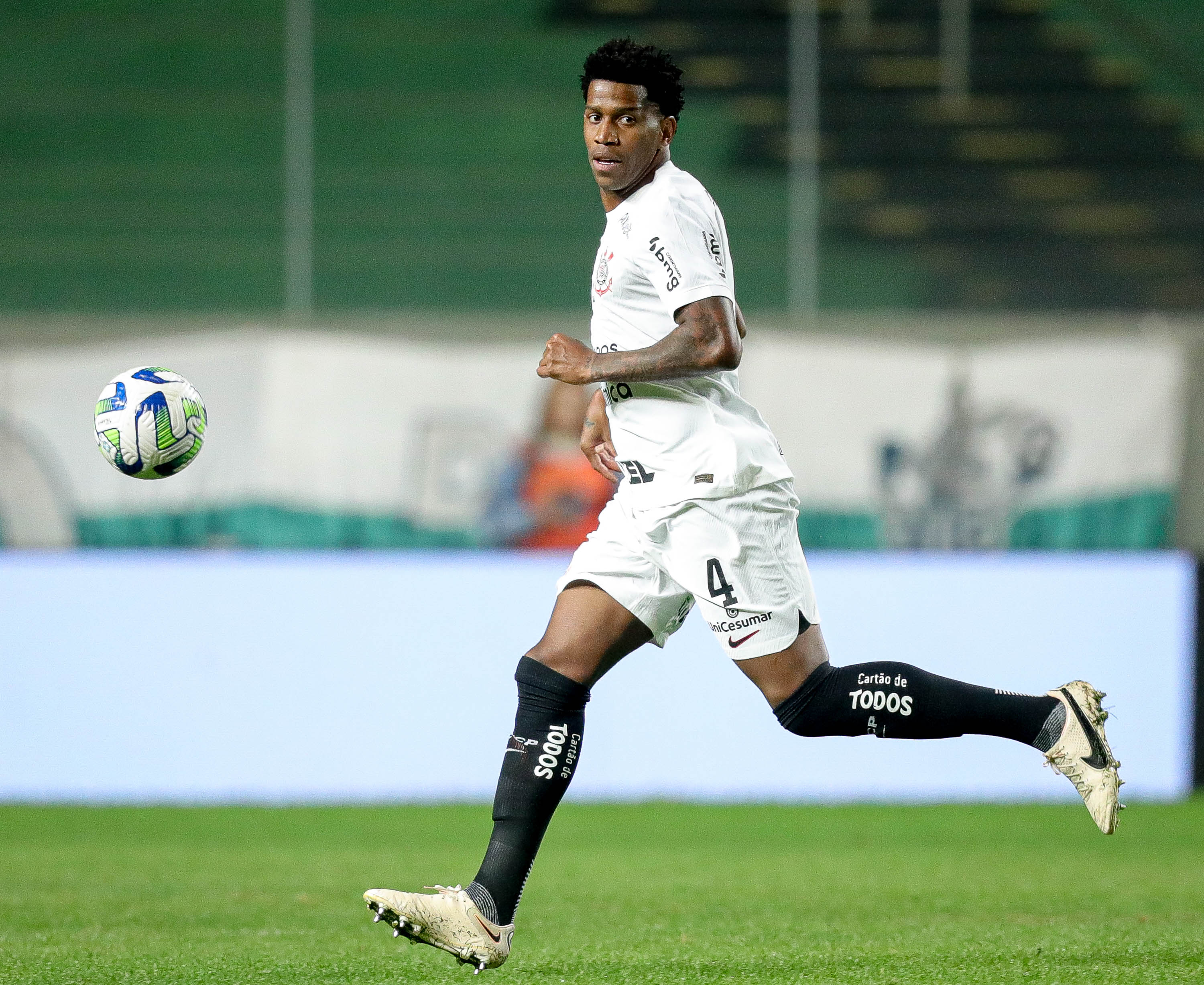 Veterano em baixa: Gil acumula falhas e vira alvo no Corinthians ...