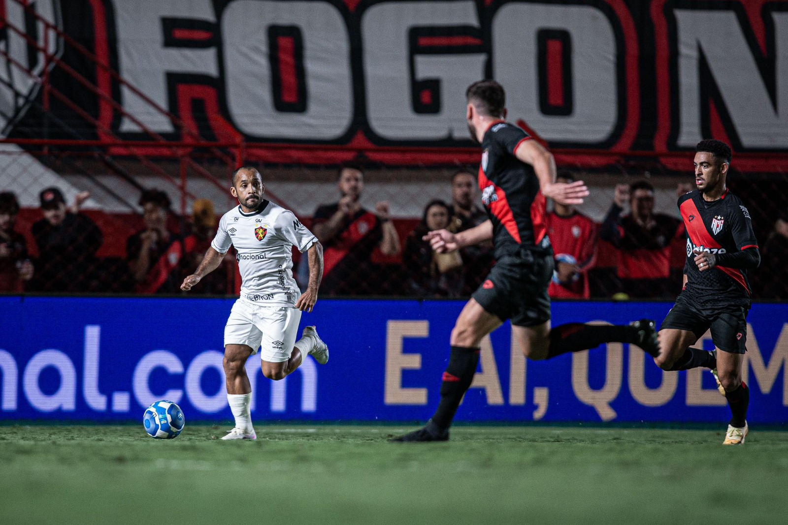 O Sport desperdiçou uma oportunidade de assumir a liderança da Série B nesta sexta-feira ao ser derrotado por 3 a 1 pelo Atlético-GO.