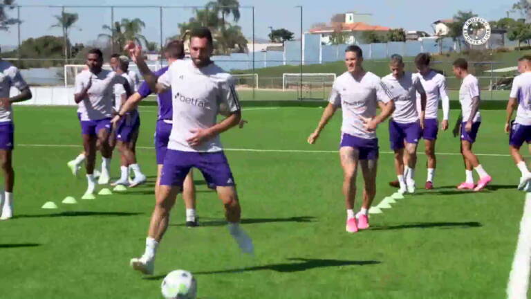 Cruzeiro treina em campo sintético de olho no Palmeiras