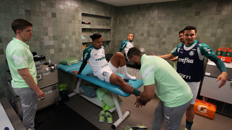 Com dores, Gabriel Menino deixa jogo entre Palmeiras e Cruzeiro no primeiro tempo