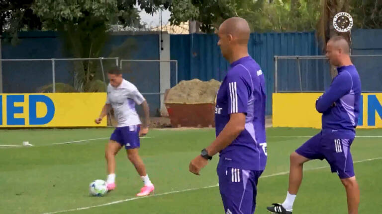 Pepa cobra dinâmica do Cruzeiro em treino na Toca da Raposa