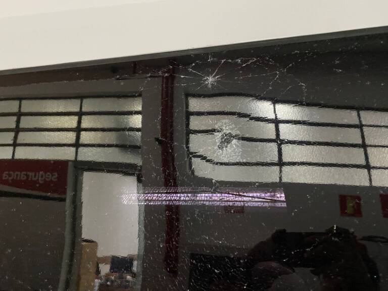 Ônibus da delegação do Corinthians é atingido por objetos na chegada ao Morumbi