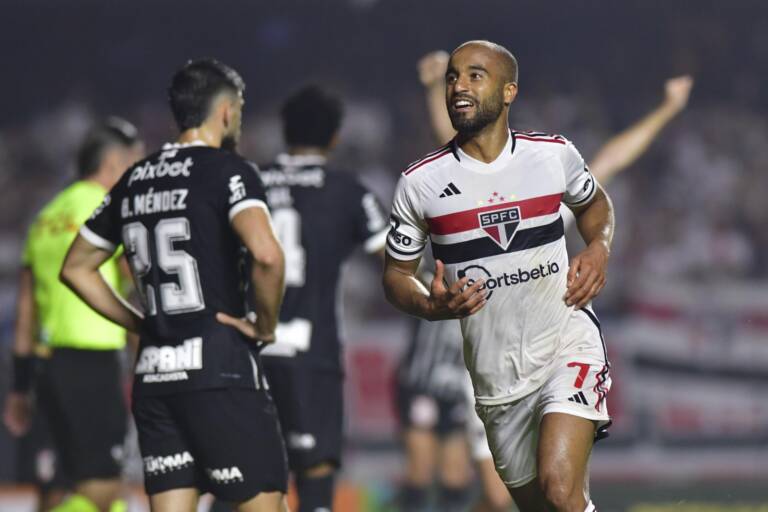 Com primeiro tempo avassalador, São Paulo vence Corinthians e vai à final da Copa do Brasil