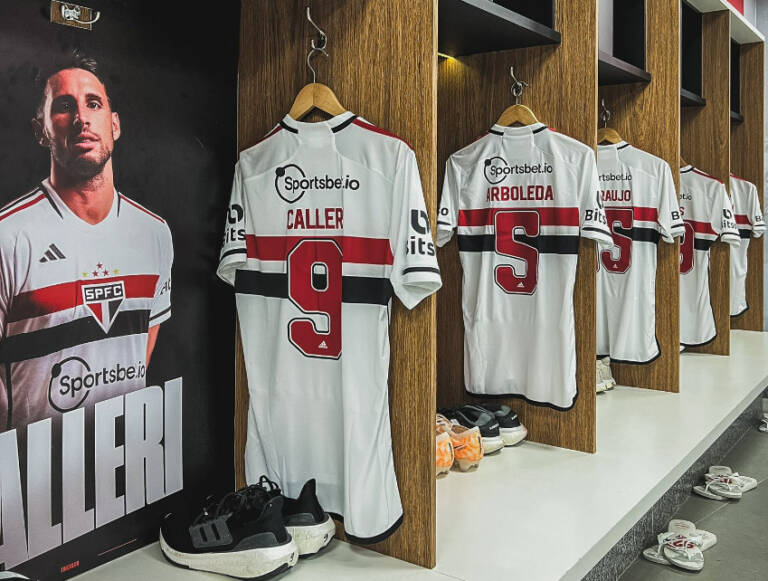 São Paulo terá Lucas titular e James no banco, e Corinthians vai com Veríssimo entre os relacionados; veja escalações