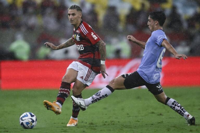 Flamengo confirma lesão ligamentar no joelho do lateral-direito Varela