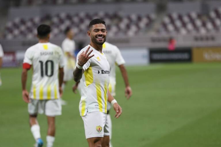 Emprestado, Tabata marca três vezes na estreia e supera número de gols pelo Palmeiras
