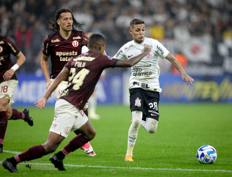 Acusado de racismo em jogo do Corinthians, preparador do Universitario é suspenso pela Conmebol