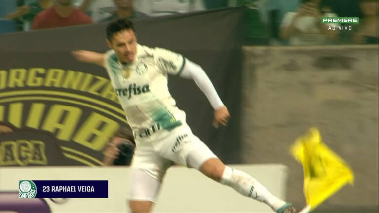 Palmeirense Veiga reclama de cartão amarelo em comemoração de gol contra Cuiabá após chute na bandeira