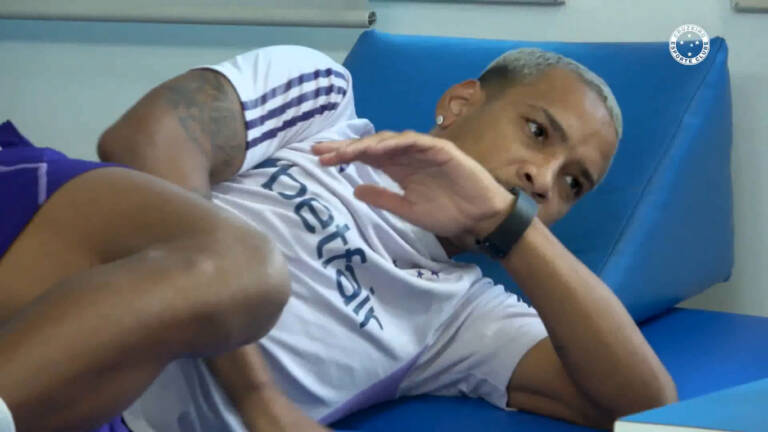 Matheus Pereira usa equipamento para reabilitação no joelho esquerdo