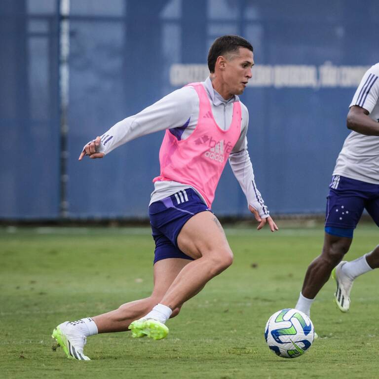 Mateus Vital treina com elenco do Cruzeiro após lesão contra o Palmeiras; Oliveira e William iniciam transição