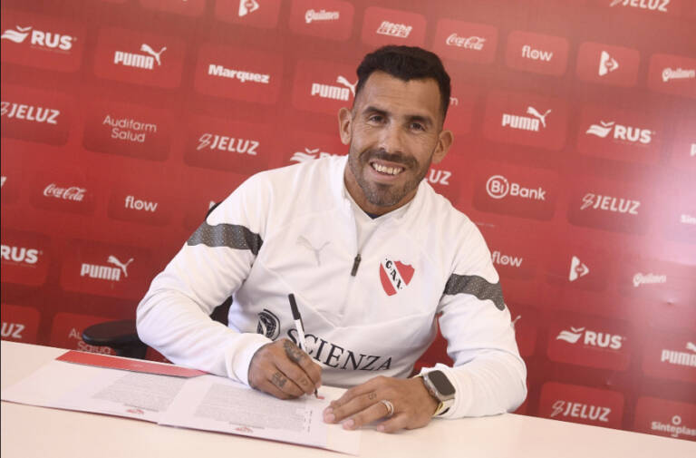 Ídolo do Corinthians, Carlitos Tévez é anunciado como técnico de time argentino