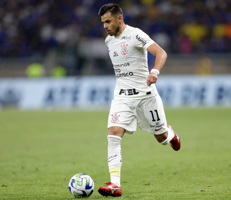 Em novo momento, Romero desenvolve lado garçom no Corinthians