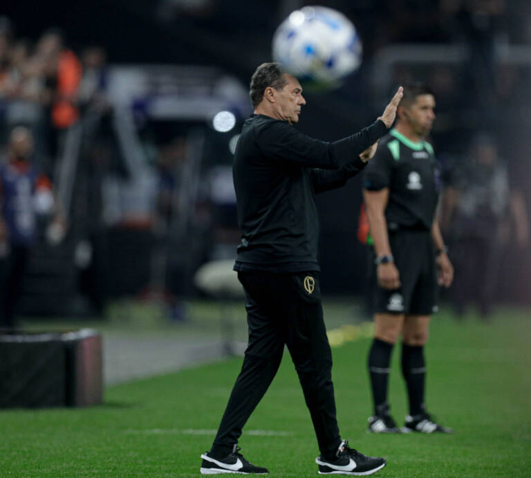 Luxemburgo vê necessidade de encaixar Moscardo e Maycon juntos no time titular do Corinthians