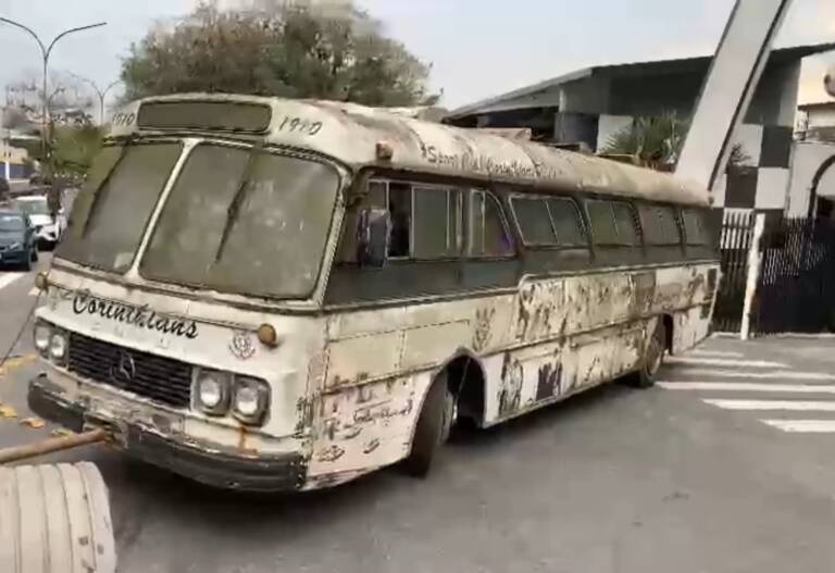 Com ajuda de André Negão, dois ônibus históricos do Corinthians vão ser restaurados