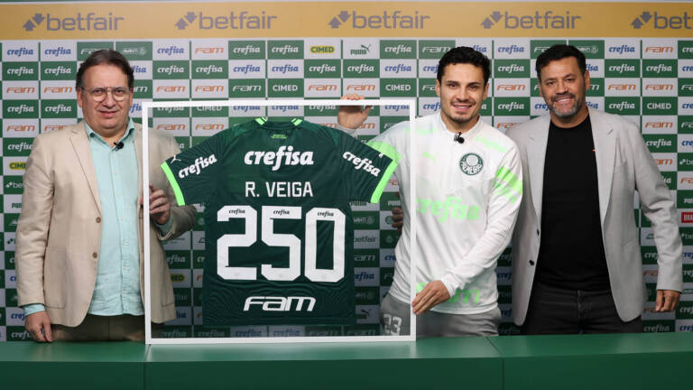 Raphael Veiga recebe homenagem do Palmeiras por marca de 250 jogos; veja