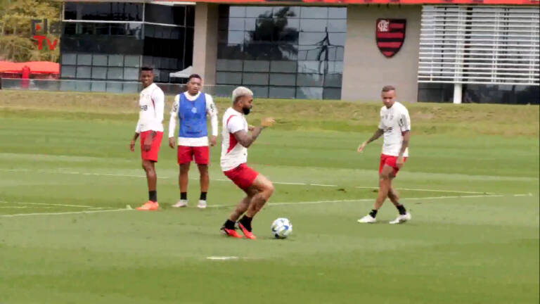Flamengo treina finalizações de olho no Botafogo