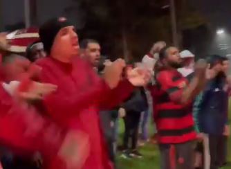 Torcedores do Flamengo protestam em frente ao local da festa de aniversário de Gabigol