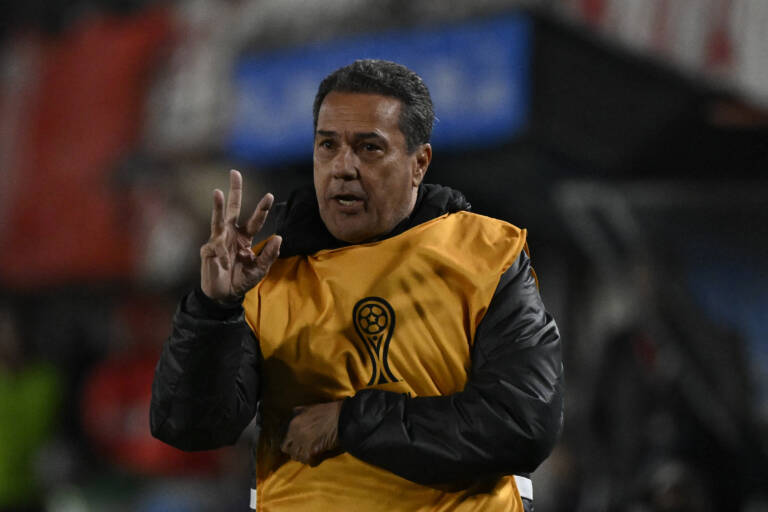 Estratégia do Corinthians deu certo, diz Luxemburgo após sufoco em classificação contra Estudiantes