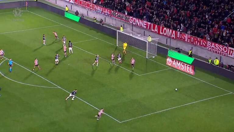 Trave salva o Corinthians quatro vezes no jogo e travessão duas nos pênaltis