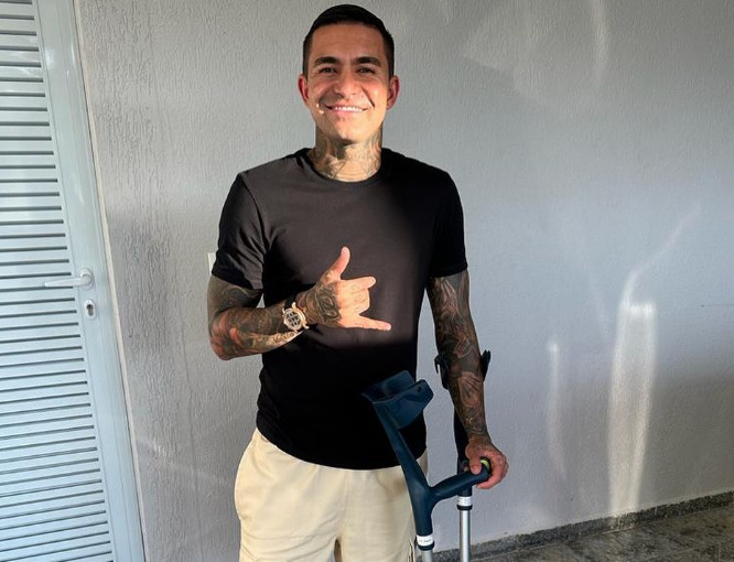 Dudu, do Palmeiras, publica foto de muletas e diz: 