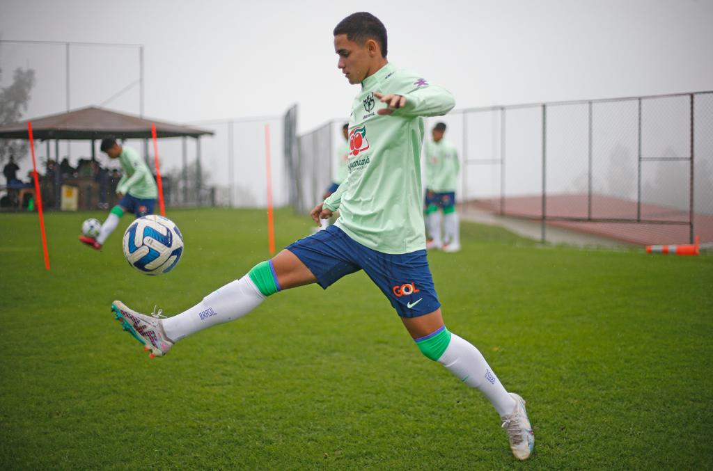 Luiz Gustavo Bahia comenta período de treinos na Seleção e traça meta na base do Corinthians
