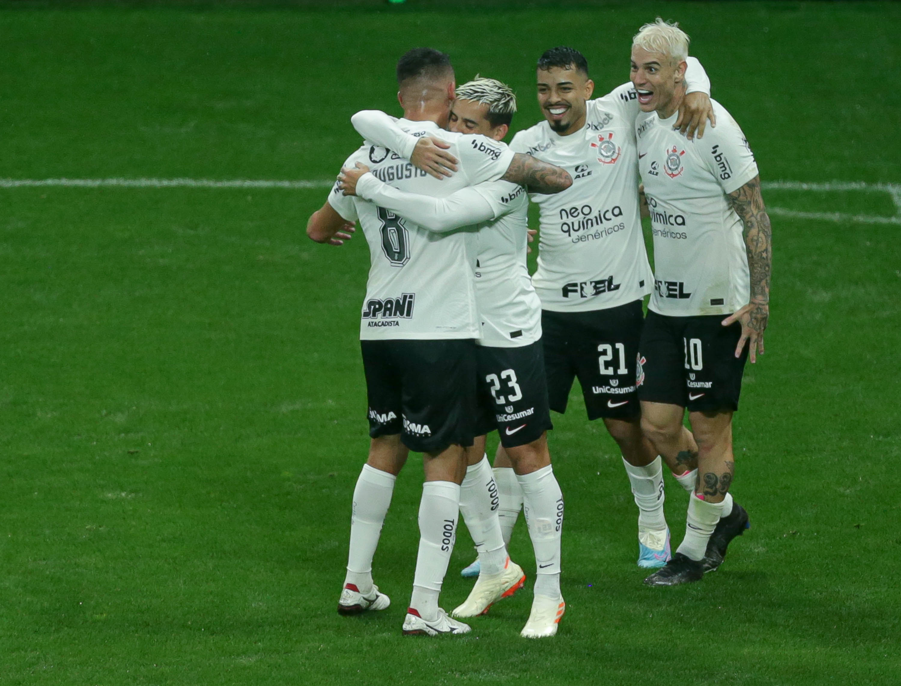 Luxembugro fala sobre situação de dupla do Corinthians: 