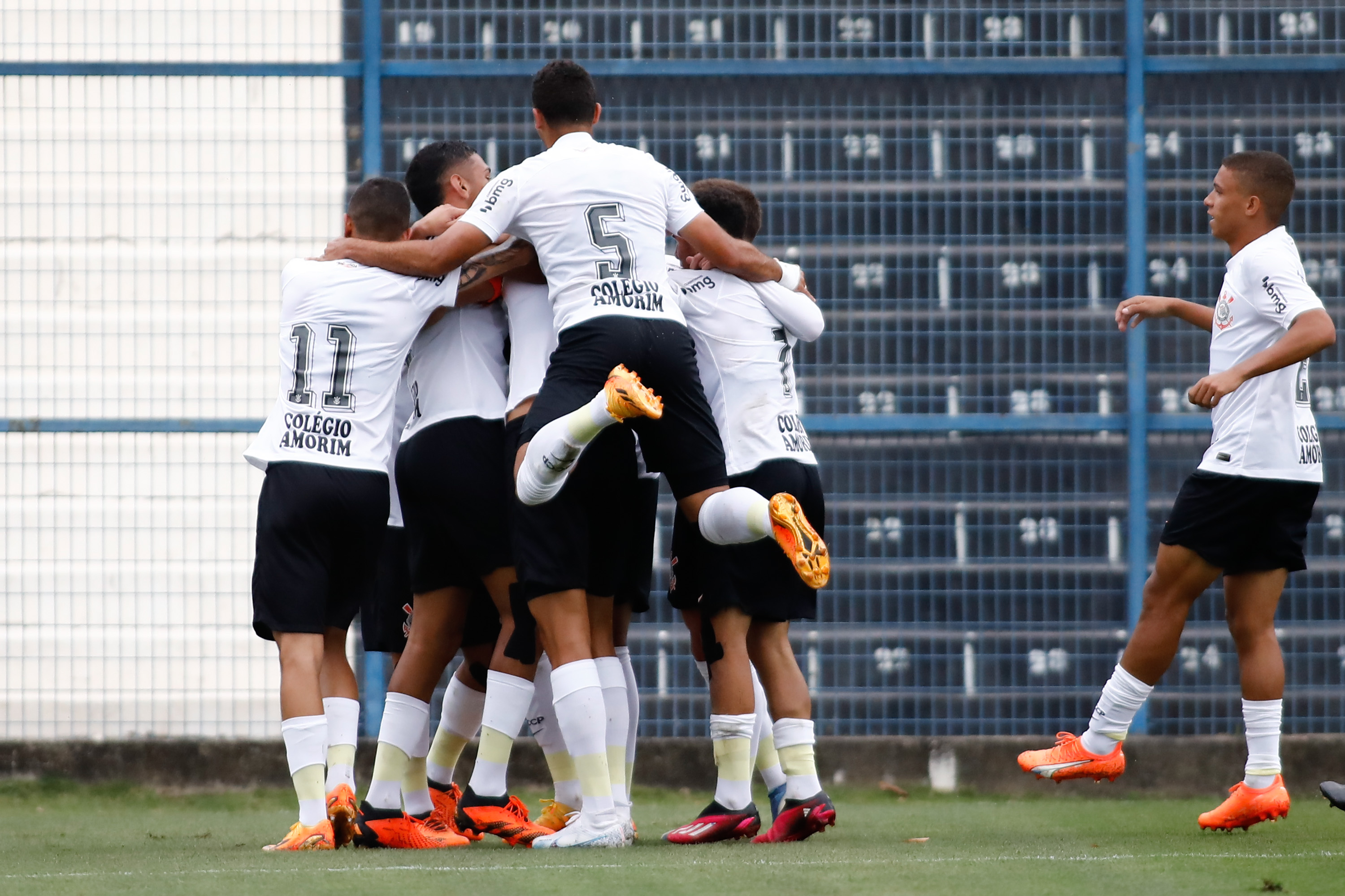 Em jogo de sete gols, Corinthians vira sobre o Santos e vai às quartas da Copa do Brasil sub-20
