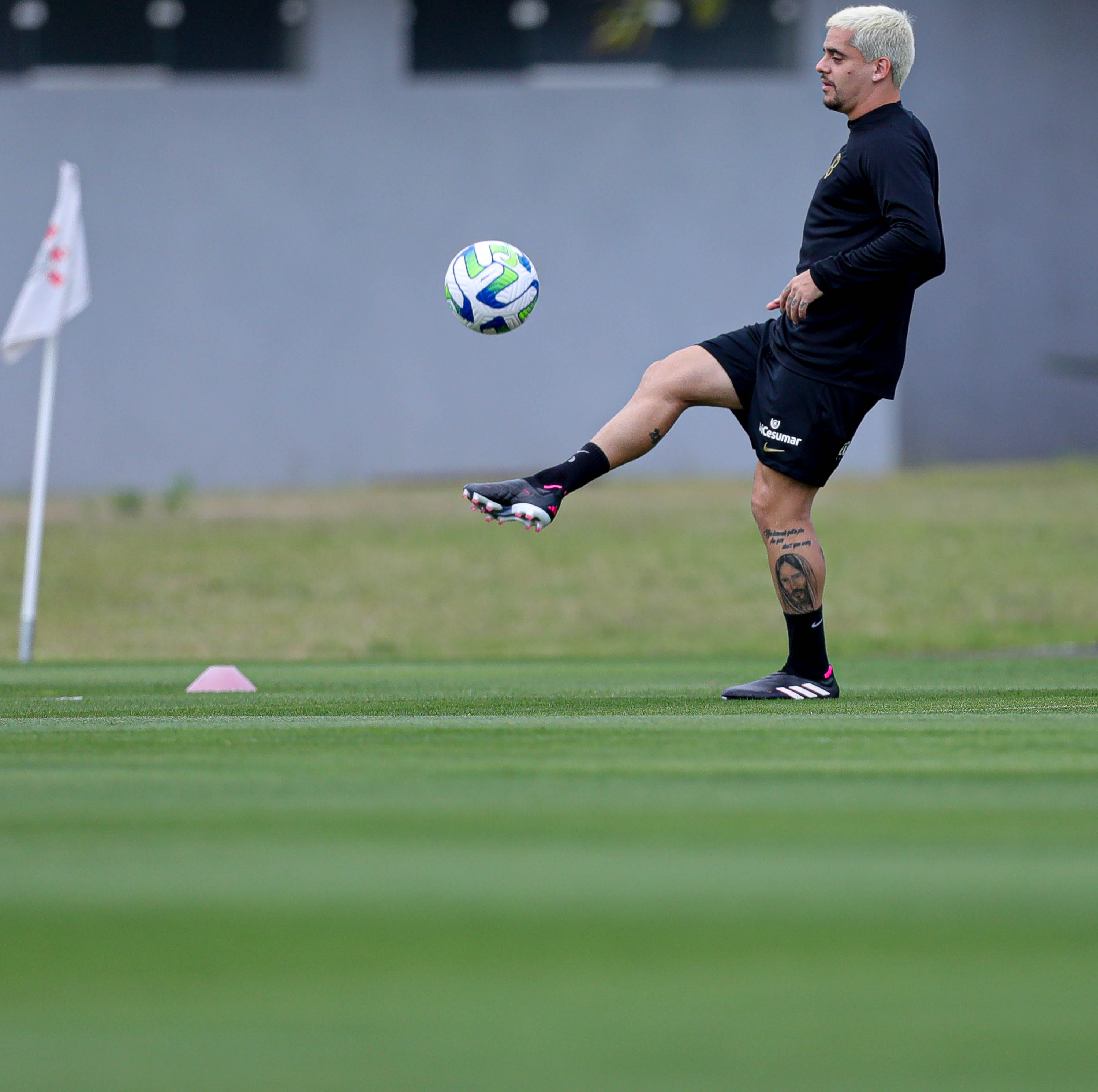 Em recuperação de lesão, Fagner avança e faz trabalho em campo no Corinthians