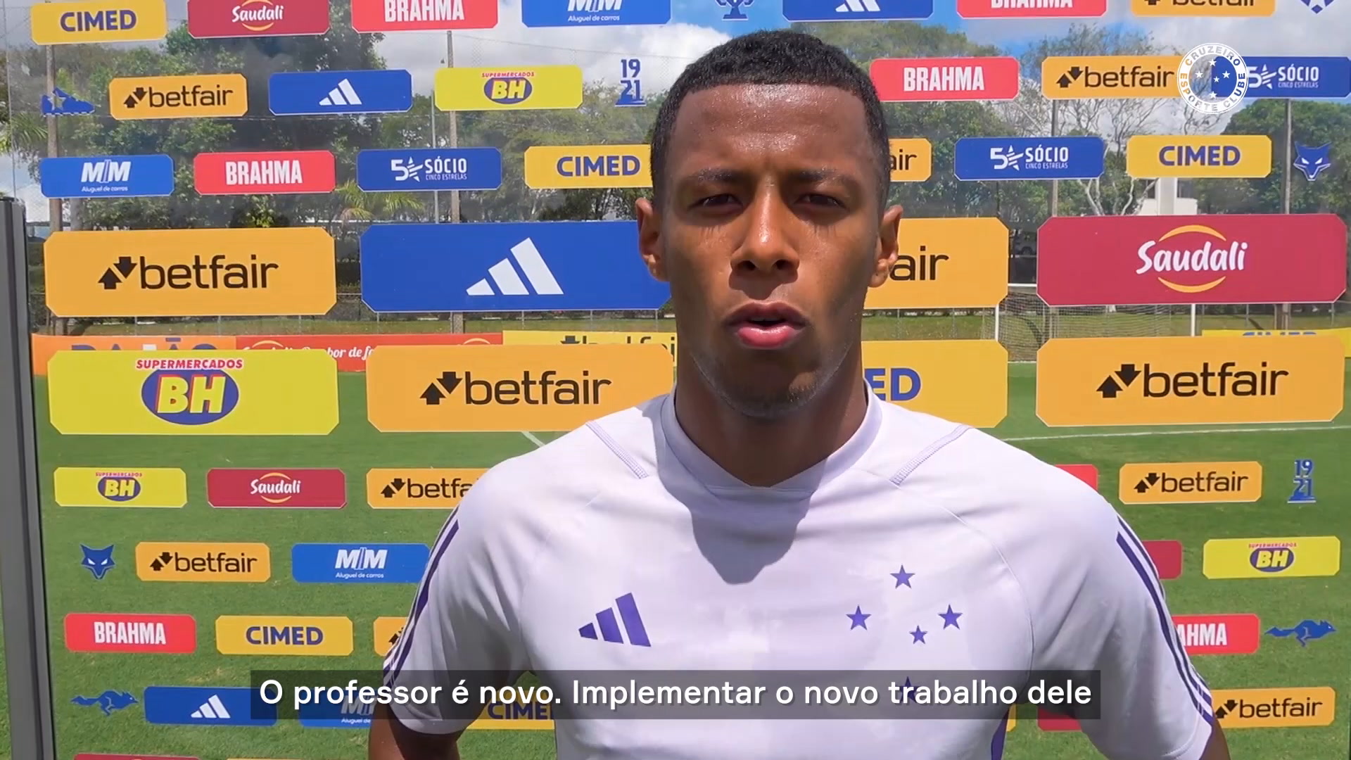 Arthur Gomes elogia primeiros contatos do elenco com Zé Ricardo