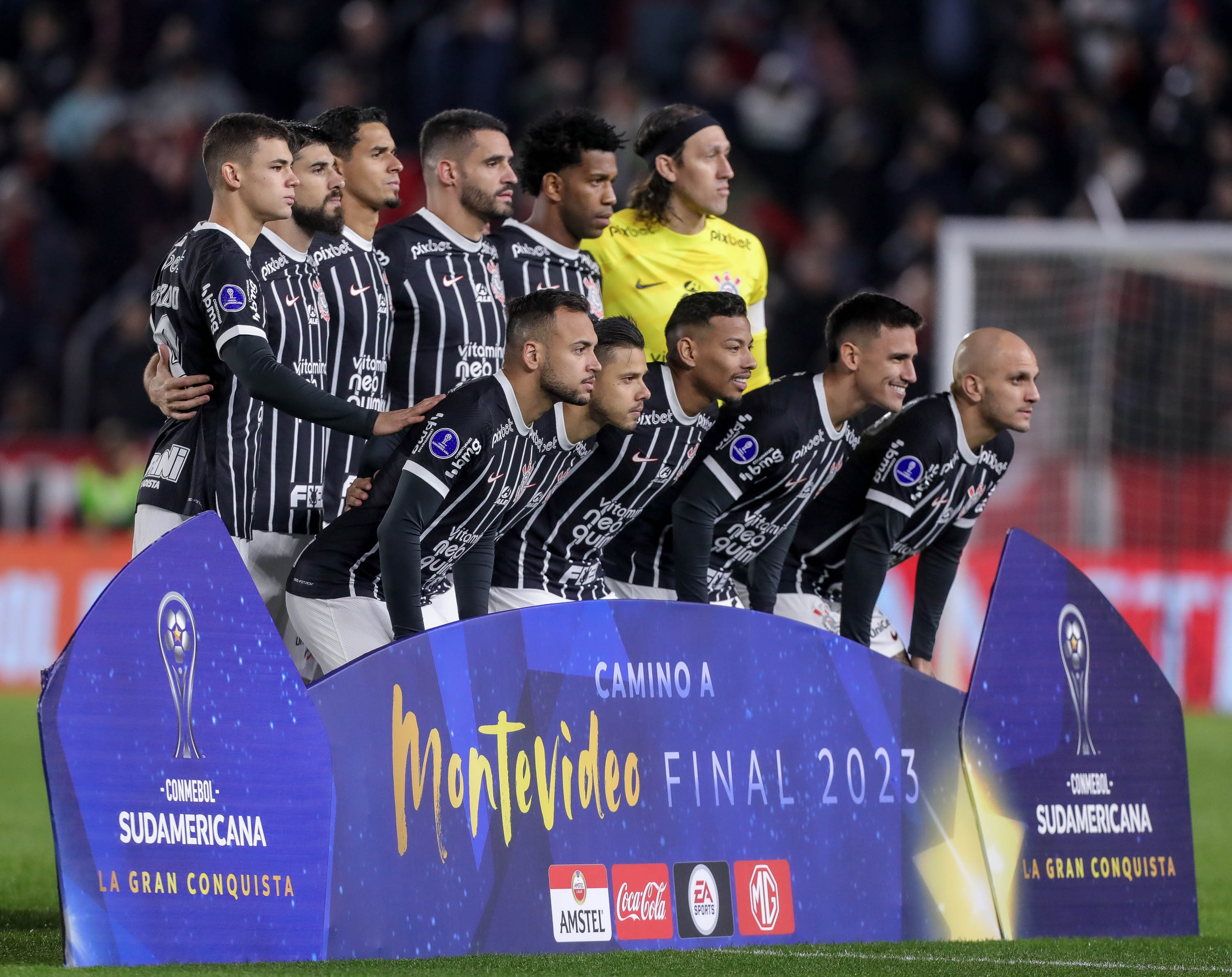 É mais fácil o Corinthians terminar o Brasileiro brigando pela Libertadores ou para não cair?