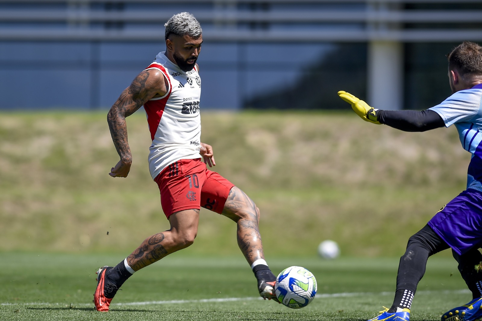 Com três de Gabigol, Flamengo goleia o Zinza FC em jogo-treino no Ninho do Urubu