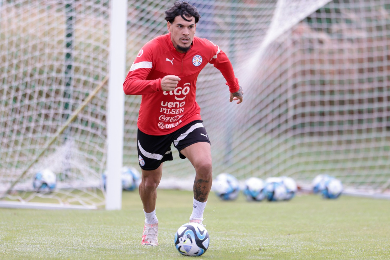Gustavo Gómez, do Palmeiras, treina para defender o Paraguai contra a Venezuela