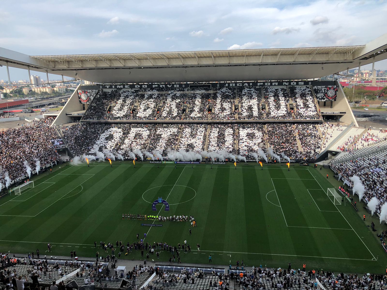Torcida do Corinthians faz mosaico em agradecimento ao técnico Arthur Elias antes da final